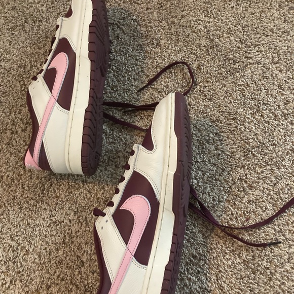 Nike 2023 Valentines Day Dunks - Picture 3 of 6